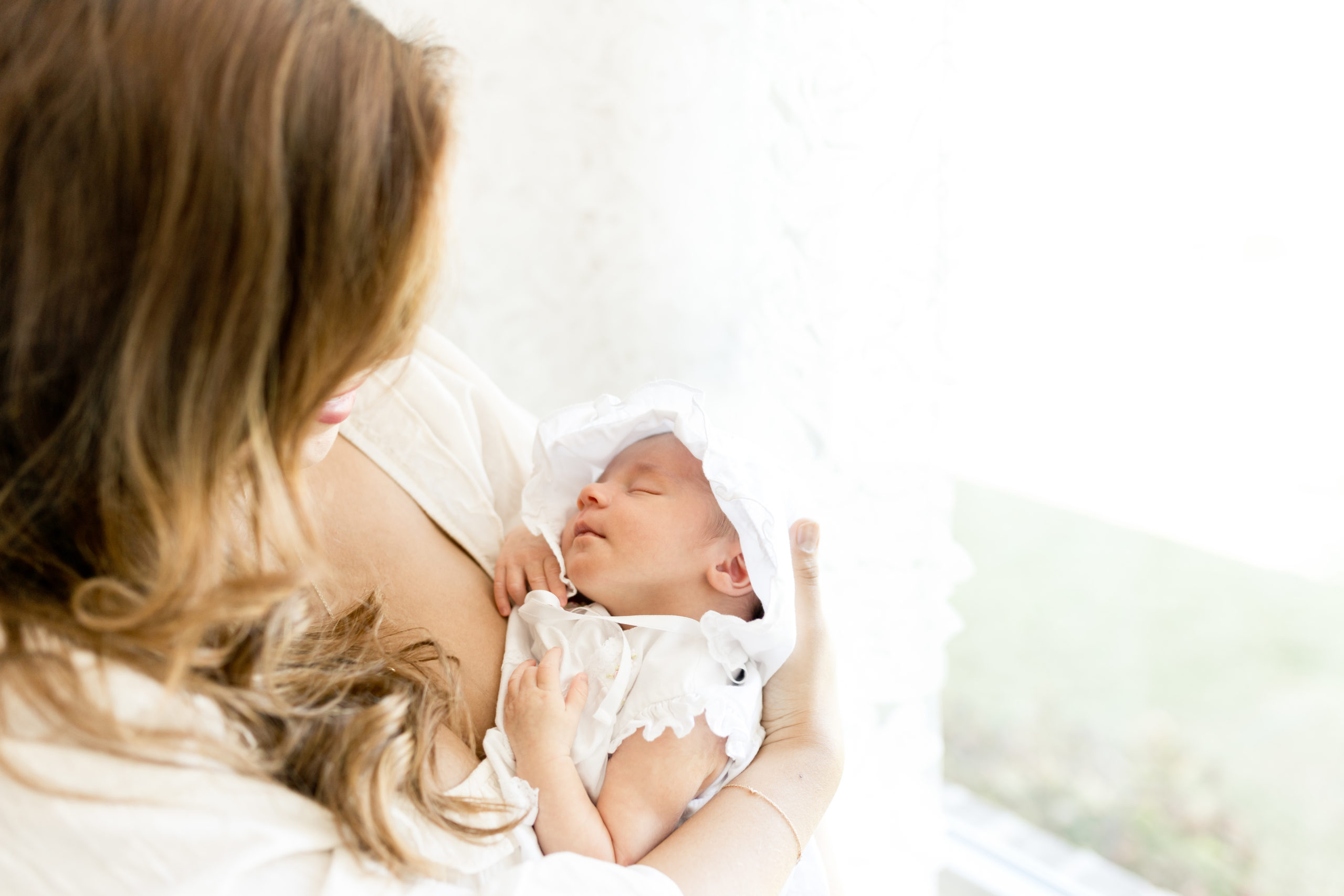 huntsville newborn photographer mom cuddling baby