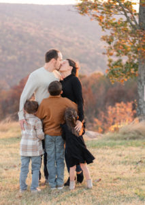 huntsville photographer mom dad kissing
