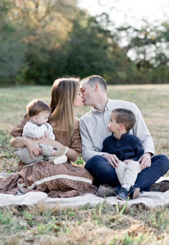 huntsville photographer -17 parents kissing 