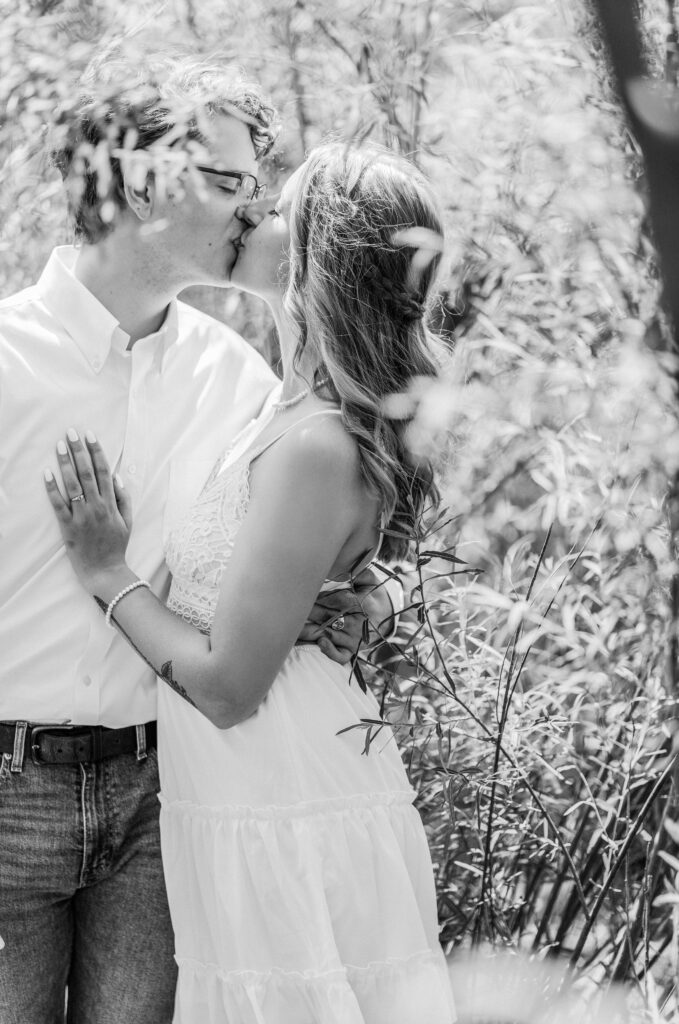 huntsville wedding photographer couple kissing
